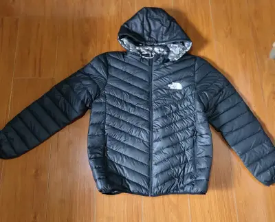 Chaqueta negra con capucha - miniatura 1