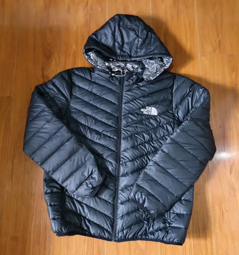 Chaqueta negra con capucha - 2