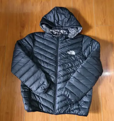 Chaqueta negra con capucha - miniatura 2