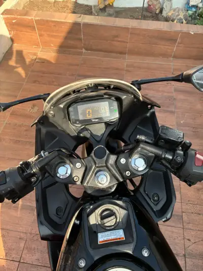 Moto de velocidad Suzuki GSX-R 150 - miniatura 1