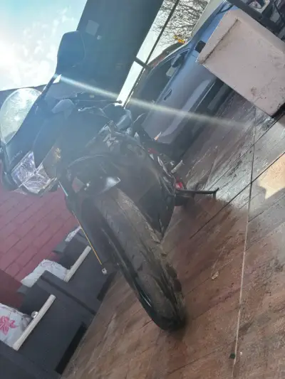 Moto de velocidad Suzuki GSX-R 150 - miniatura 3
