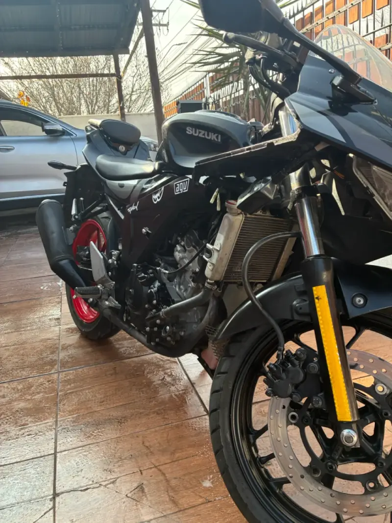 Moto de velocidad Suzuki GSX-R 150 - 4