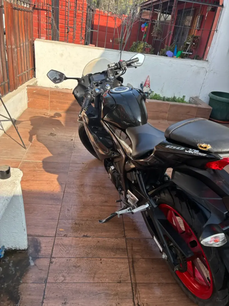 Moto de velocidad Suzuki GSX-R 150 - 6
