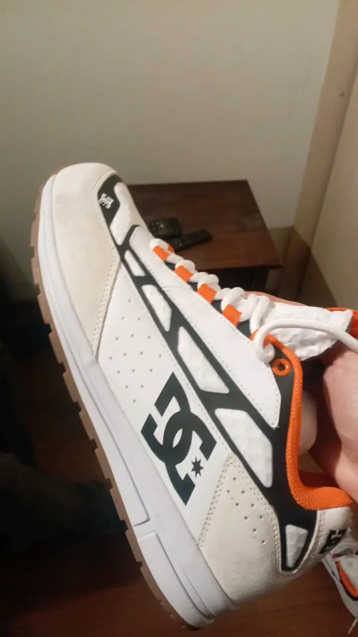Zapatillas DC blancas y naranjas