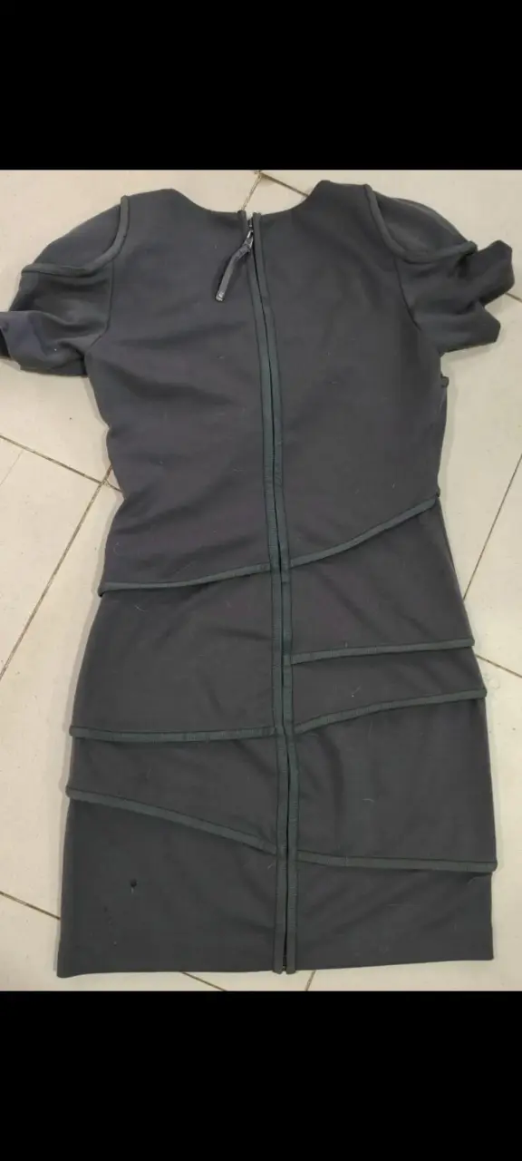 Vestido negro con diseño pliegues - 1