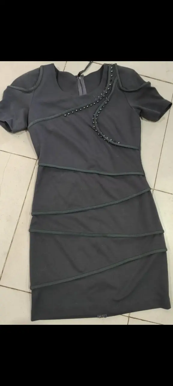 Vestido negro con diseño pliegues - 2