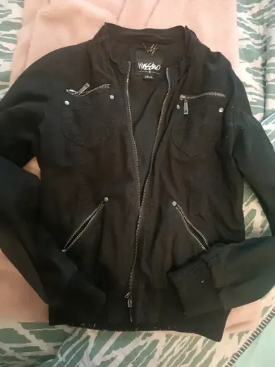 Chaqueta negra con cierre - miniatura 1