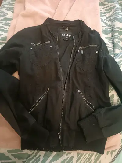 Chaqueta negra con cierre - miniatura 5