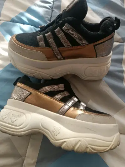 Zapatillas plataforma negras y doradas - miniatura 1