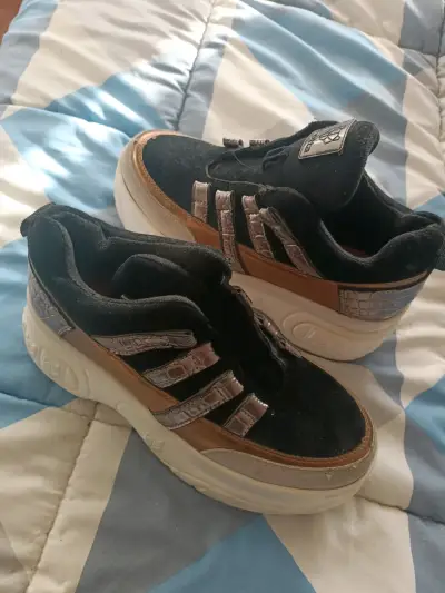 Zapatillas plataforma negras y doradas - miniatura 2