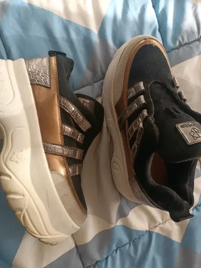 Zapatillas plataforma negras y doradas - miniatura 3