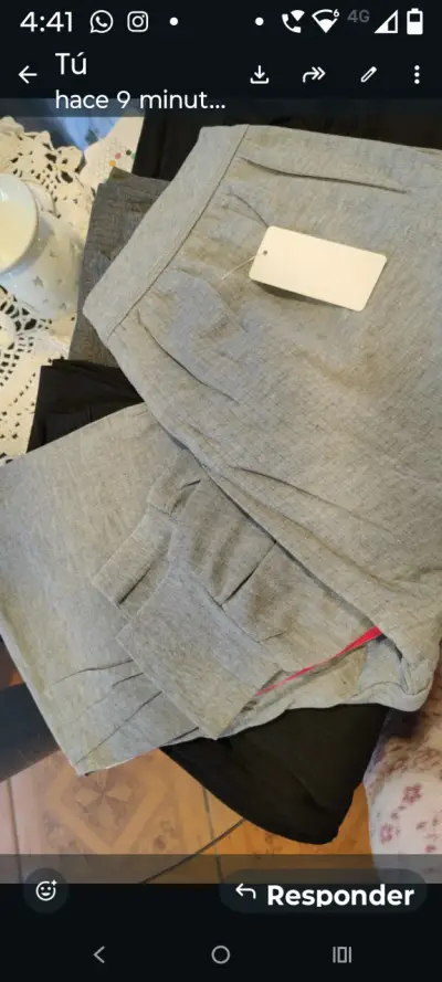 Pantalones gris claro con etiqueta - miniatura 1