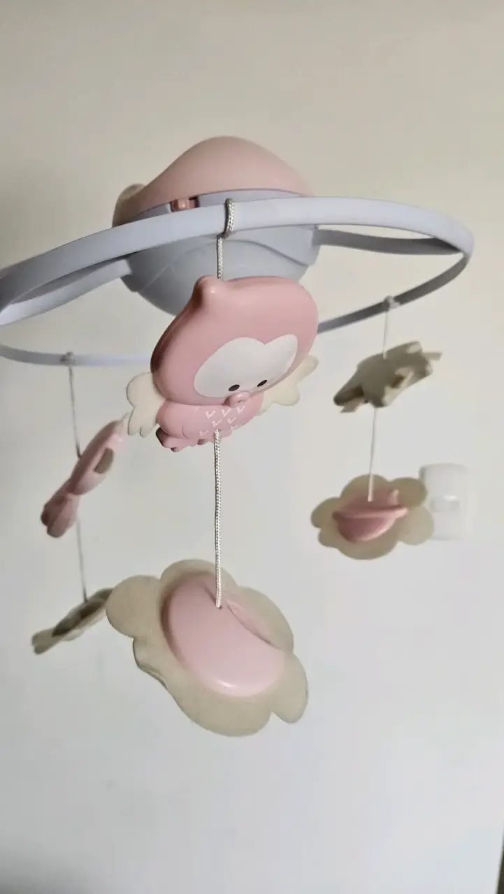 Móvil musical y con luz para cuna rosa - 2