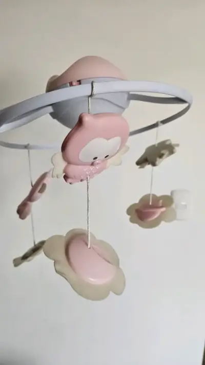 Móvil musical y con luz para cuna rosa - miniatura 2