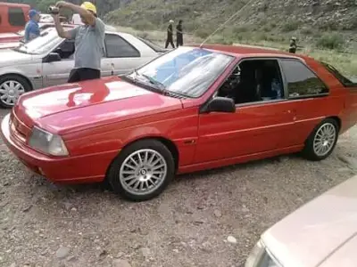 Auto clásico rojo deportivo - miniatura 1