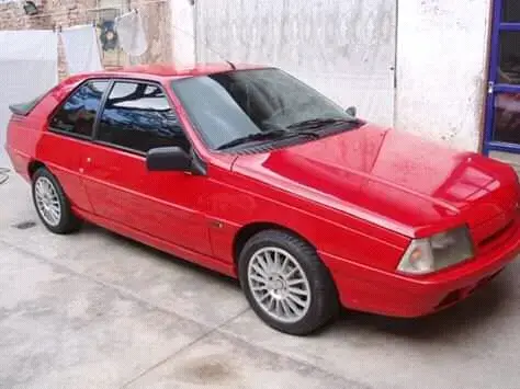 Auto clásico rojo deportivo - 2