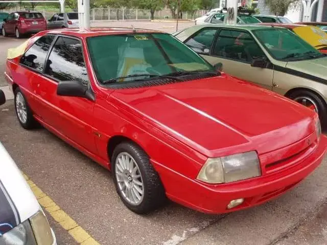 Auto clásico rojo deportivo - 3