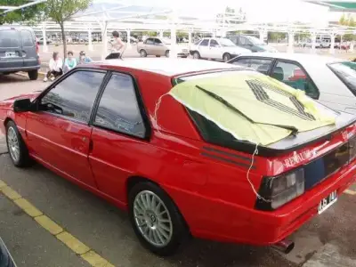 Auto clásico rojo deportivo - miniatura 4