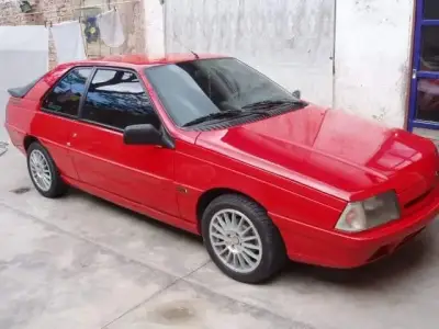 Auto clásico rojo deportivo - miniatura 5
