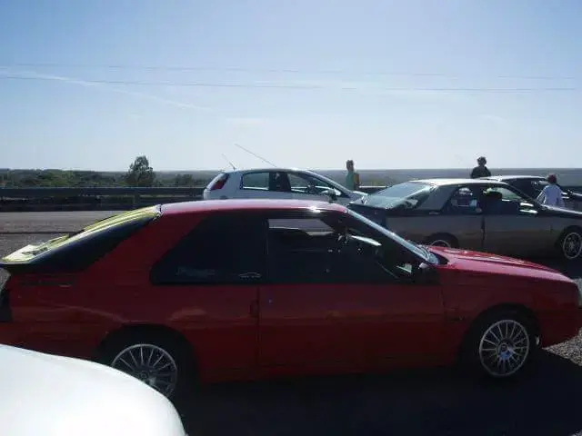 Auto clásico rojo deportivo - 6
