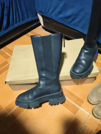 Botas negras de cuero altas - miniatura 2