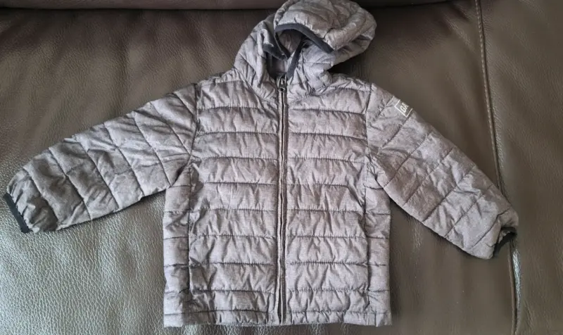 Chaqueta acolchada gris con capucha marca Gap