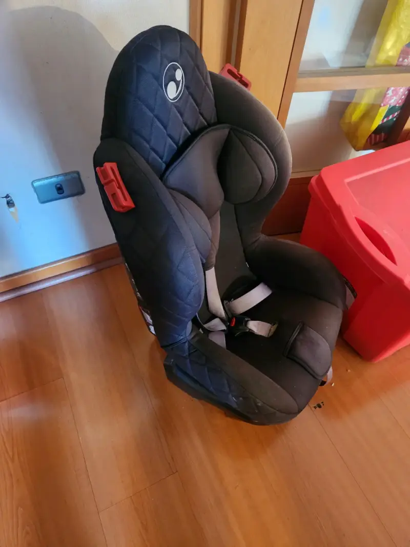 Silla de auto infantil negra