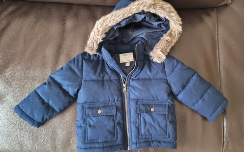 Chaqueta azul con capucha para niños