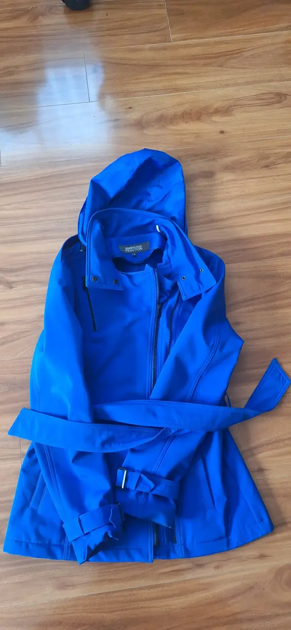 Chaqueta azul con capucha