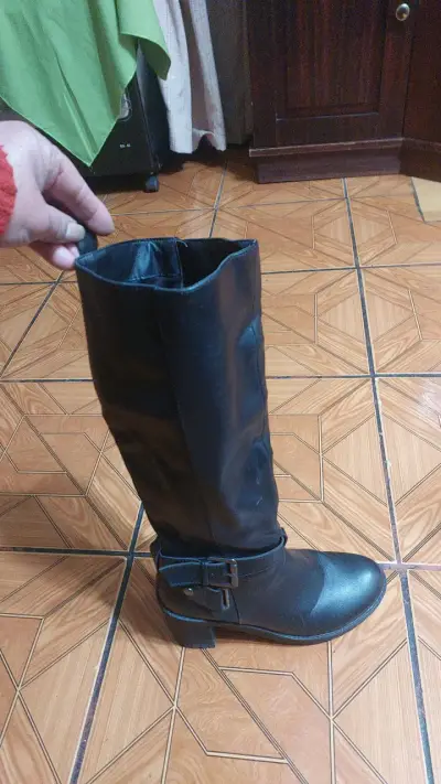 Botas altas negras de cuero - miniatura 2