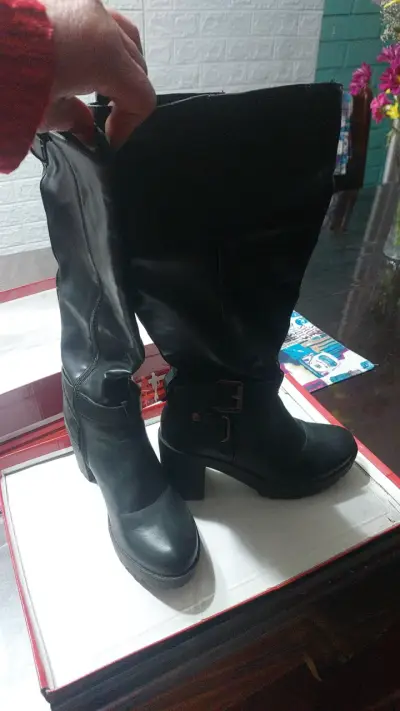 Botas altas negras de cuero - miniatura 3