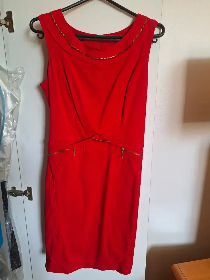 Vestido rojo con detalles dorados