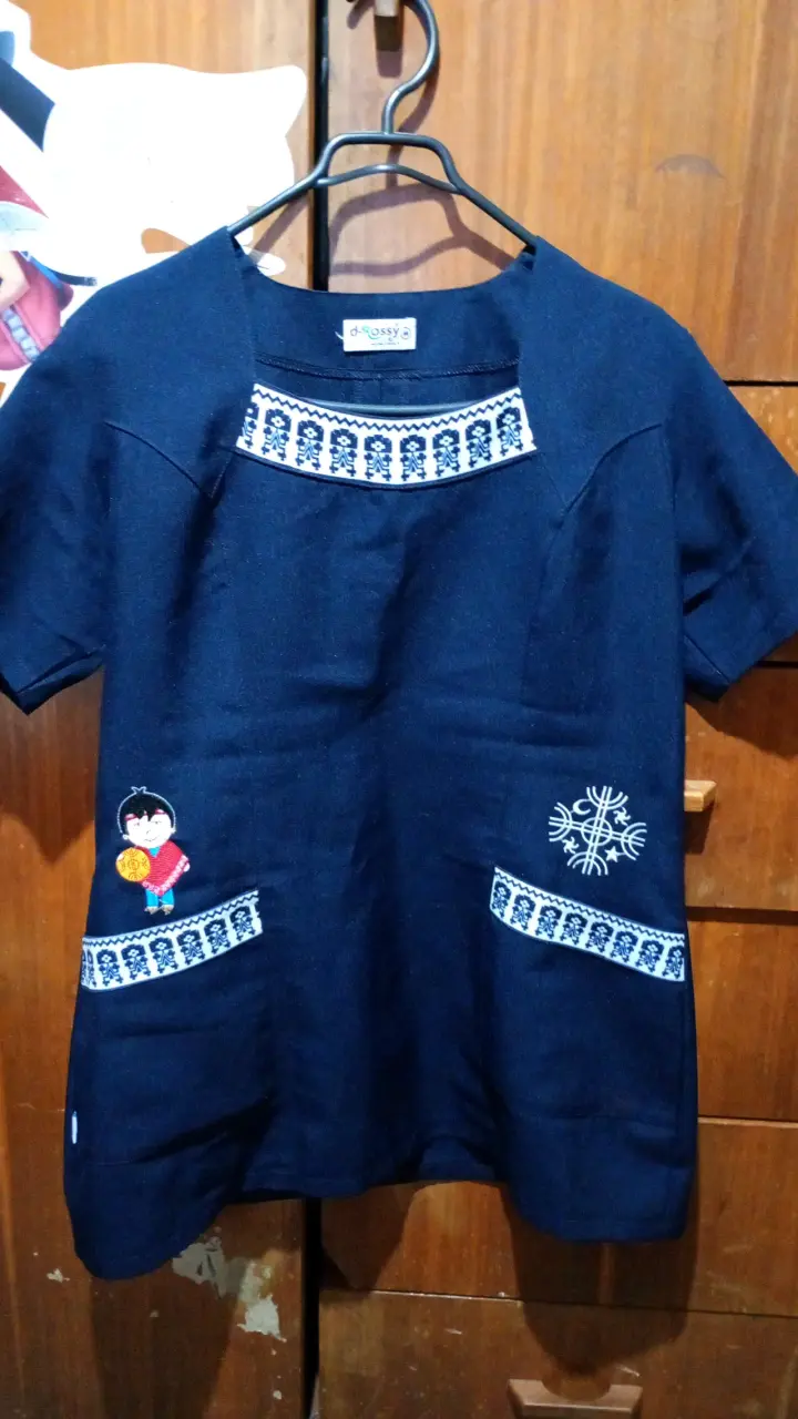 Delantal azul con bordado decorativo