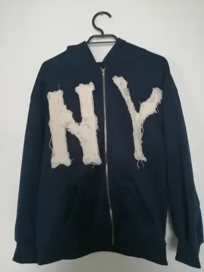Polerón azul con letras 'NY' - miniatura 1