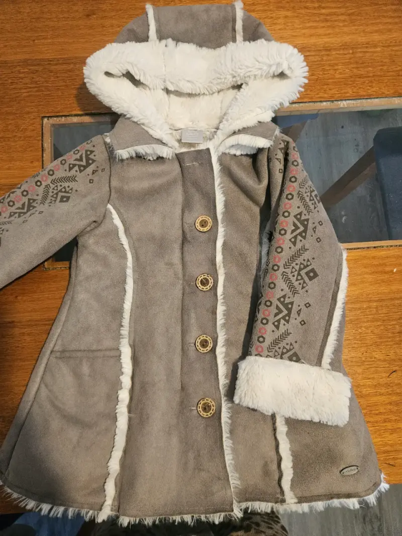 Abrigo de invierno con capucha beige