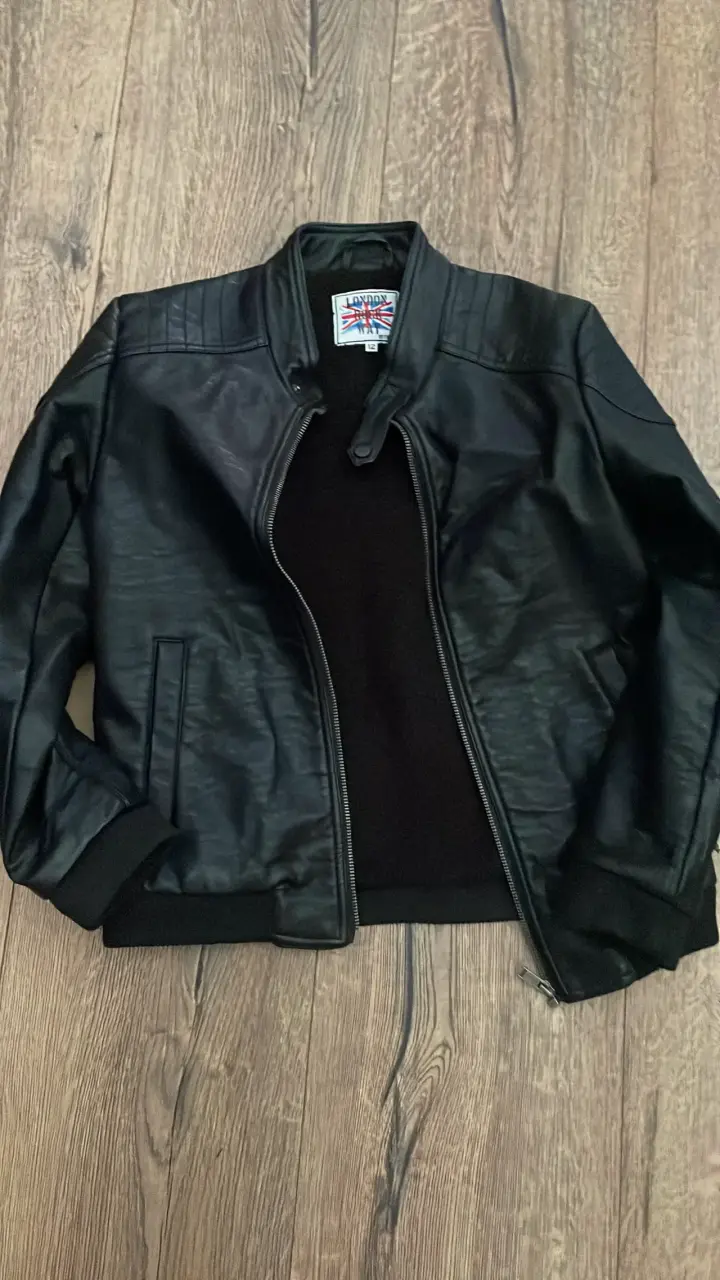 Chaqueta negra de cuero sintetico