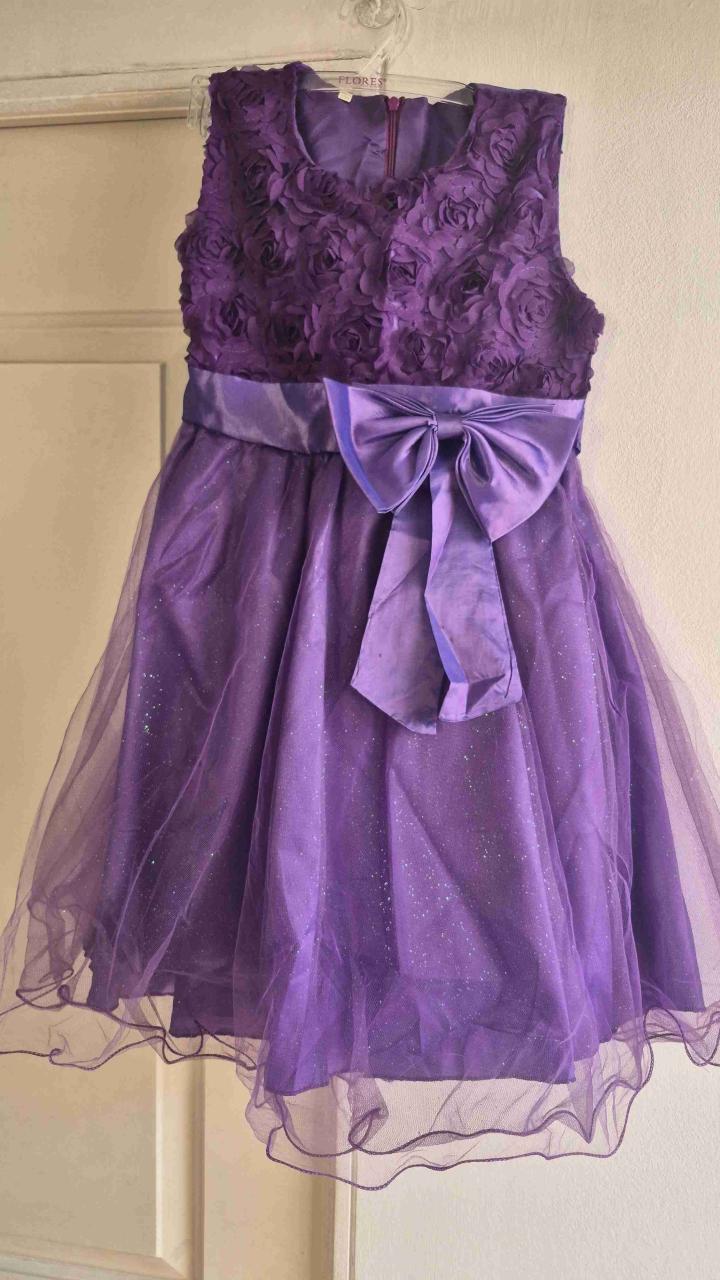 Vestido morado con brillitos, con rosas y lazo - 1