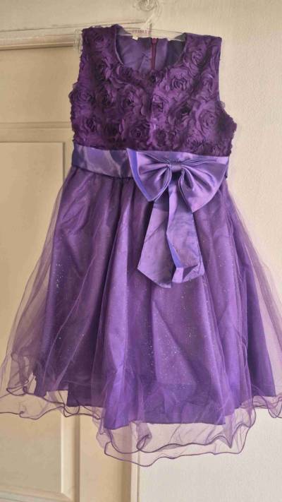 Vestido morado con brillitos, con rosas y lazo - miniatura 1