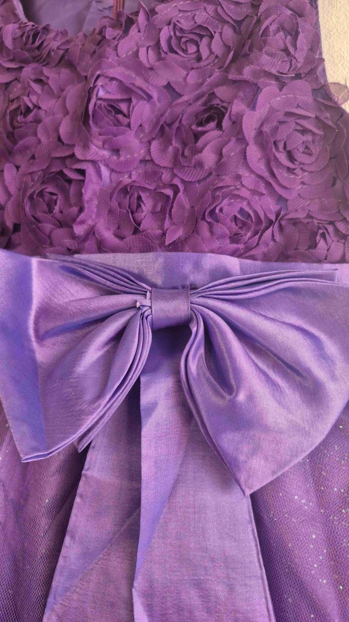 Vestido morado con brillitos, con rosas y lazo - 2