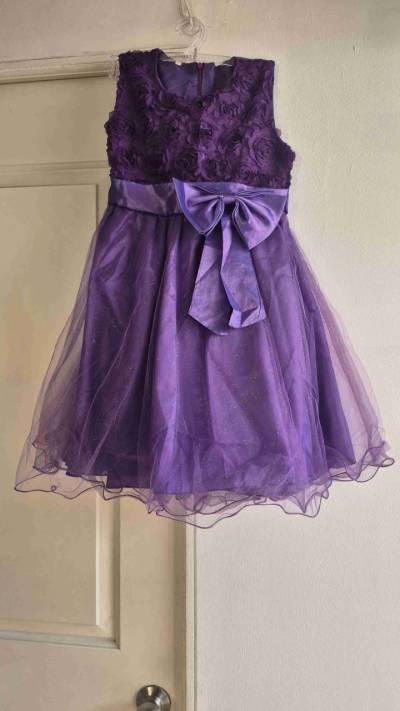 Vestido morado con brillitos, con rosas y lazo - miniatura 3