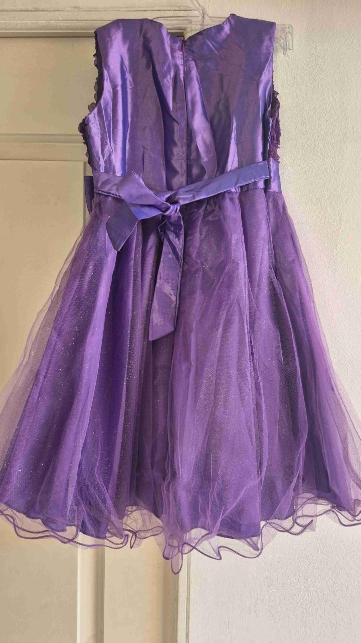 Vestido morado con brillitos, con rosas y lazo - 4