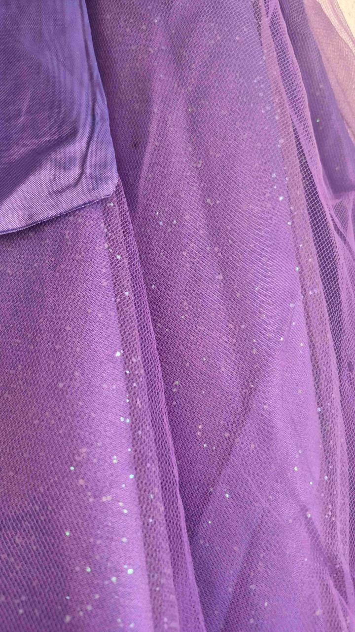Vestido morado con brillitos, con rosas y lazo - 5