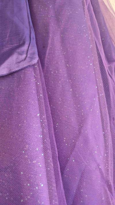 Vestido morado con brillitos, con rosas y lazo - miniatura 5