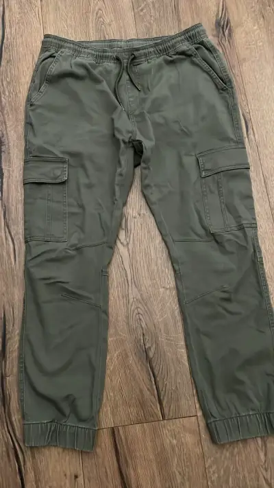 Pantalón cargo verde olivo - miniatura 1