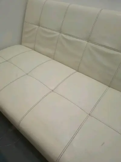 Sofá de cuero beige - miniatura 1