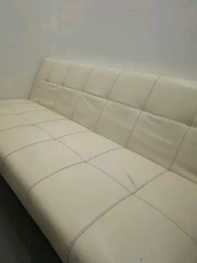 Sofá de cuero beige - miniatura 2