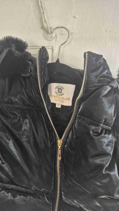 Chaqueta negra con cierre dorado - miniatura 3