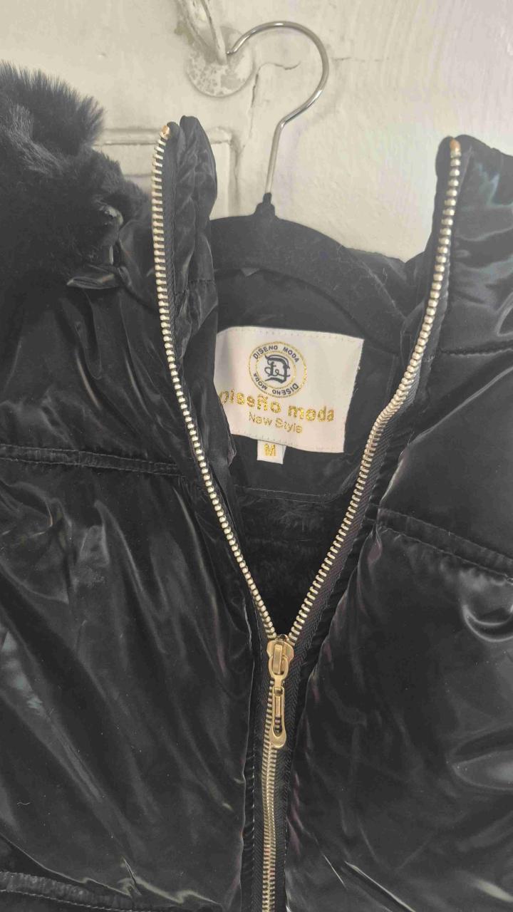 Chaqueta negra con cierre dorado - 4