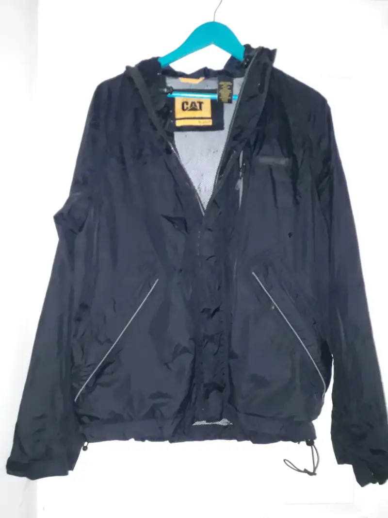 Chaqueta impermeable negra CAT - 1