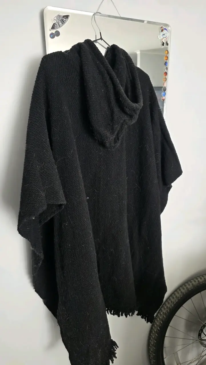 Poncho premium de lana negro Anzeztral - 5